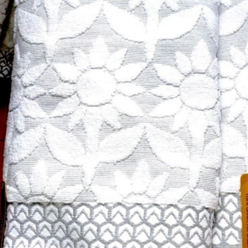 Gray & White Textured Hand Towels🛁